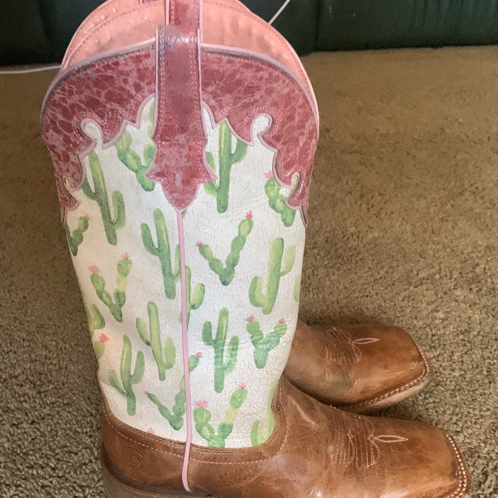 Ariat women’s cowboy boots